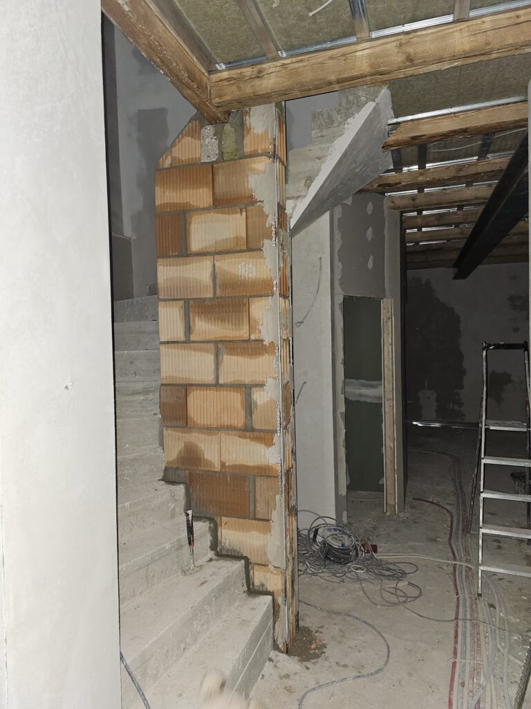 Treppe im Haus während Renovierungsarbeiten im Trockenbau.